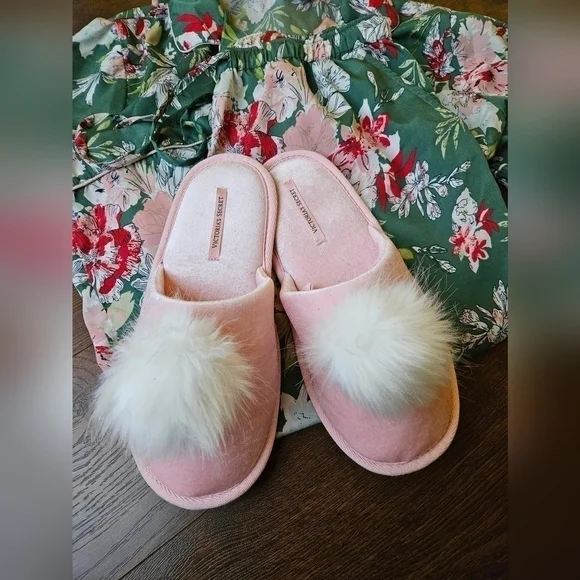 Bunny Slippers Victoria's Secret Pink Fuzzy Bunny Tail Slippers - Picture 6 of 7